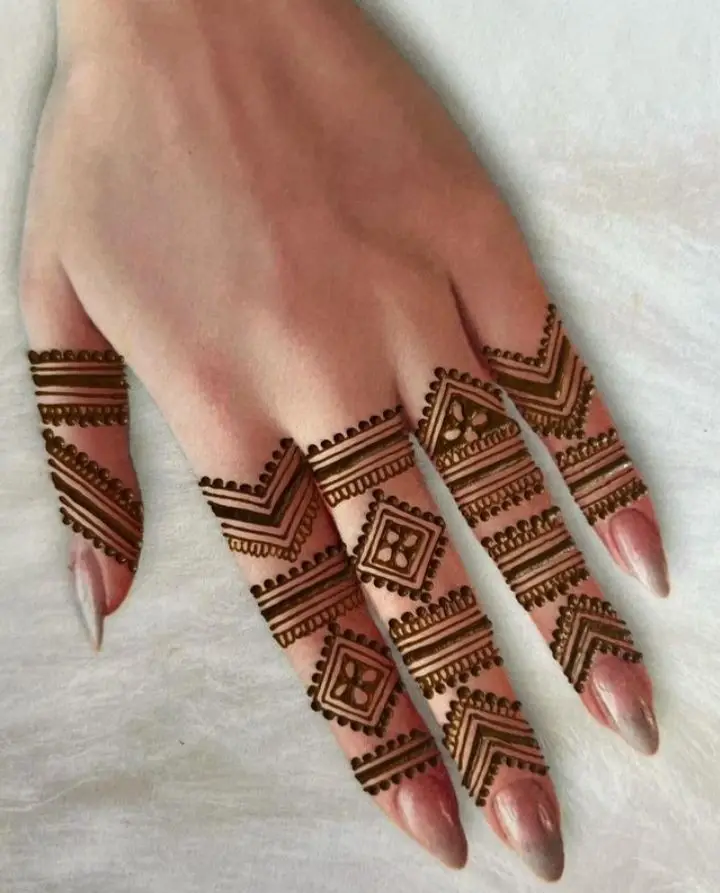 aesthetic back hand mehndi design