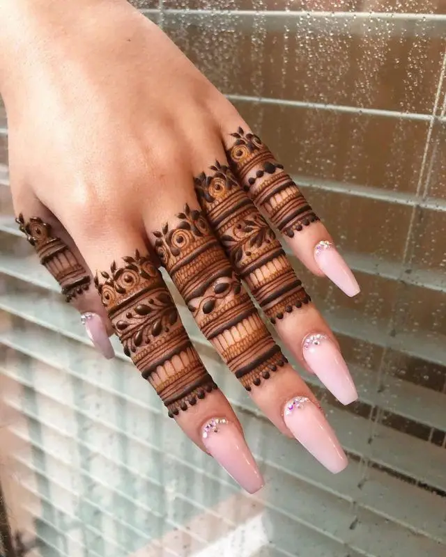 bail back hand mehndi design