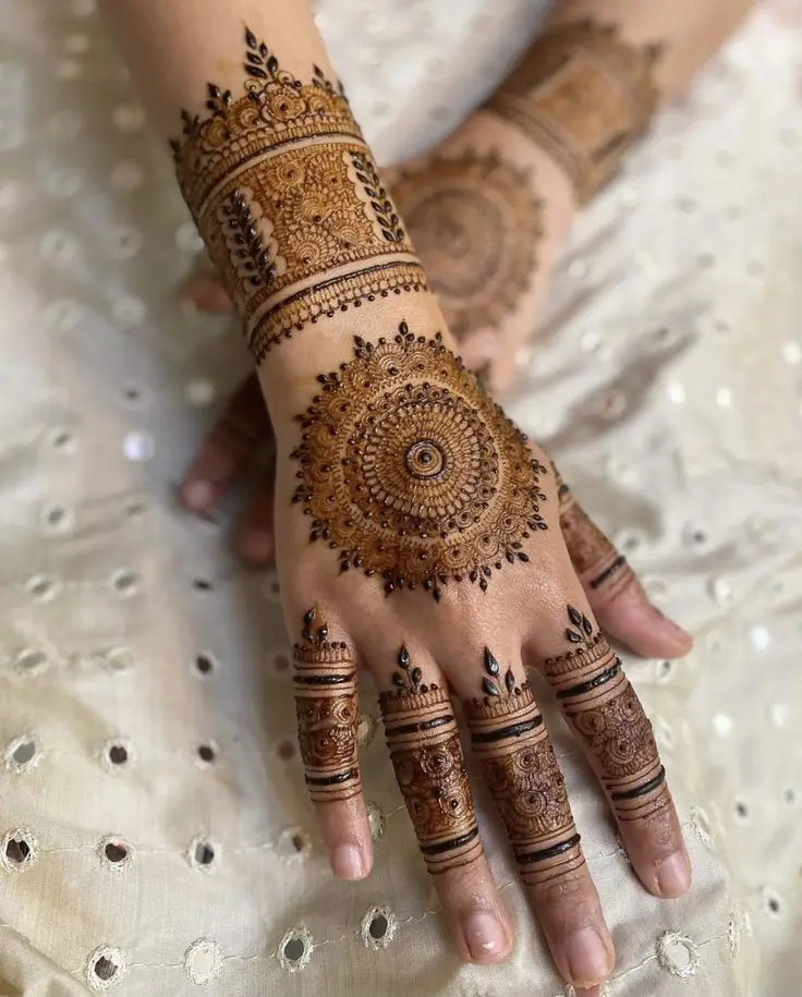 beautiful stylish back hand mehndi design