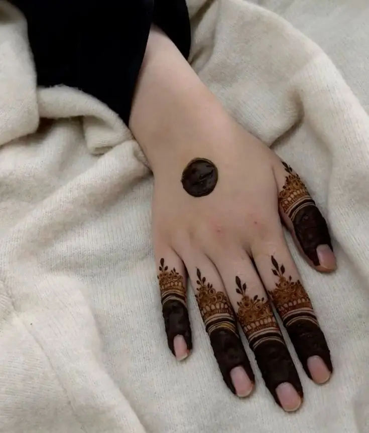 simple stylish back hand mehndi designs circle