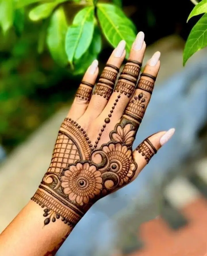 stylish back hand mehndi design for girls simple and beautiful