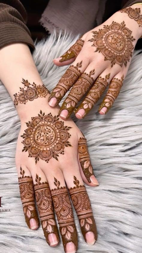 back simple mehndi design photo back side