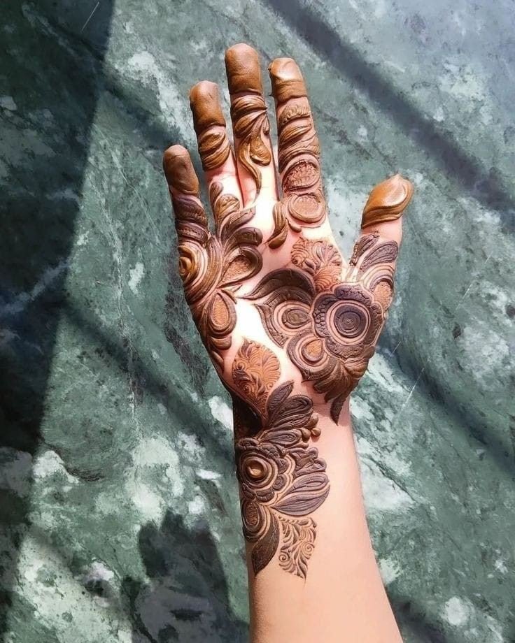 bail royal front hand mehndi design