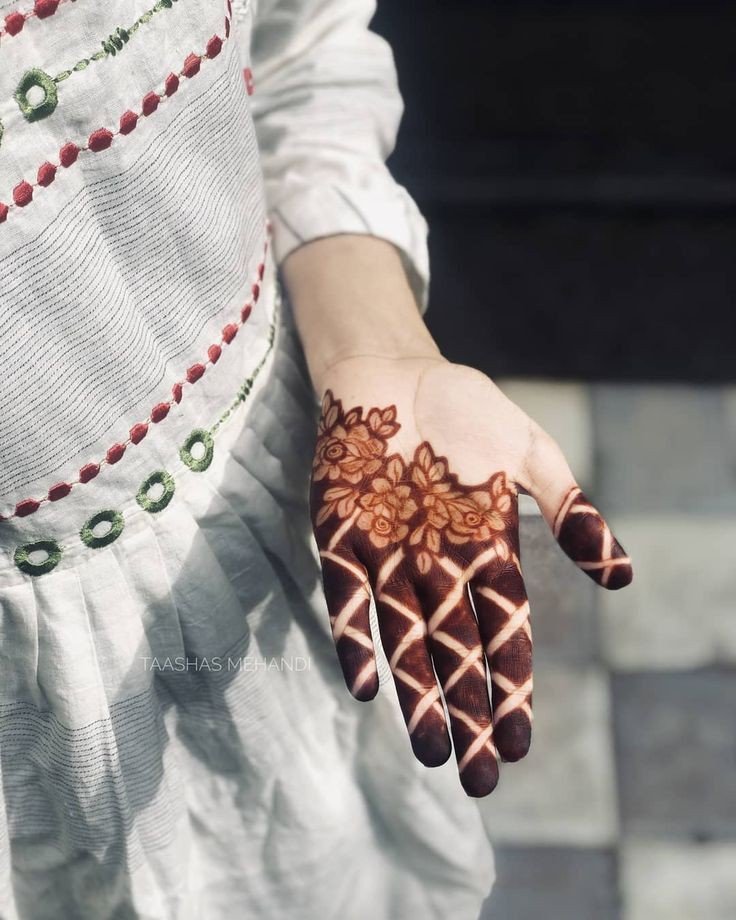 dark mehndi design front hand simple