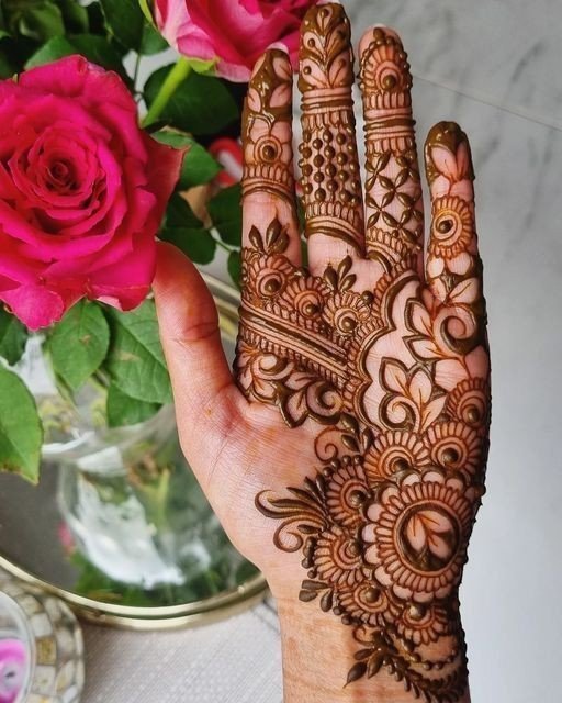 front hand simple mehndi design dubai