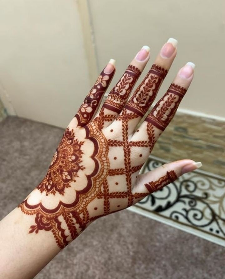 new back hand mehndi design