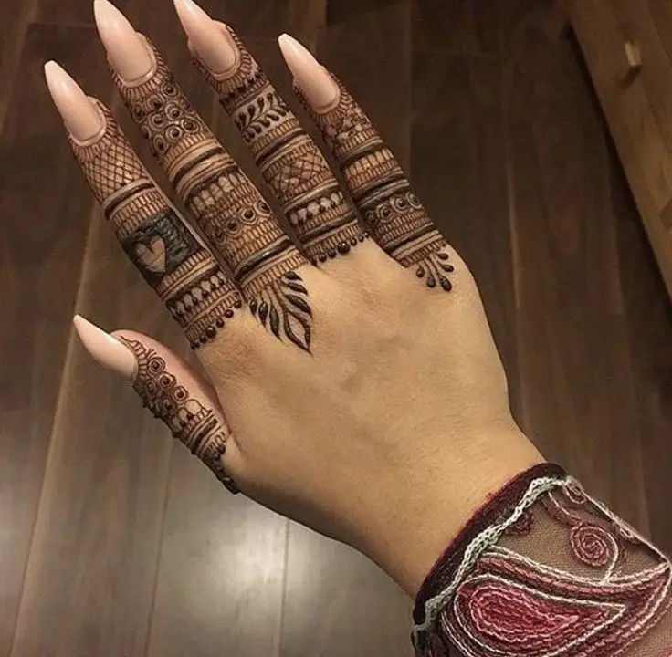 new stylish back hand mehndi design