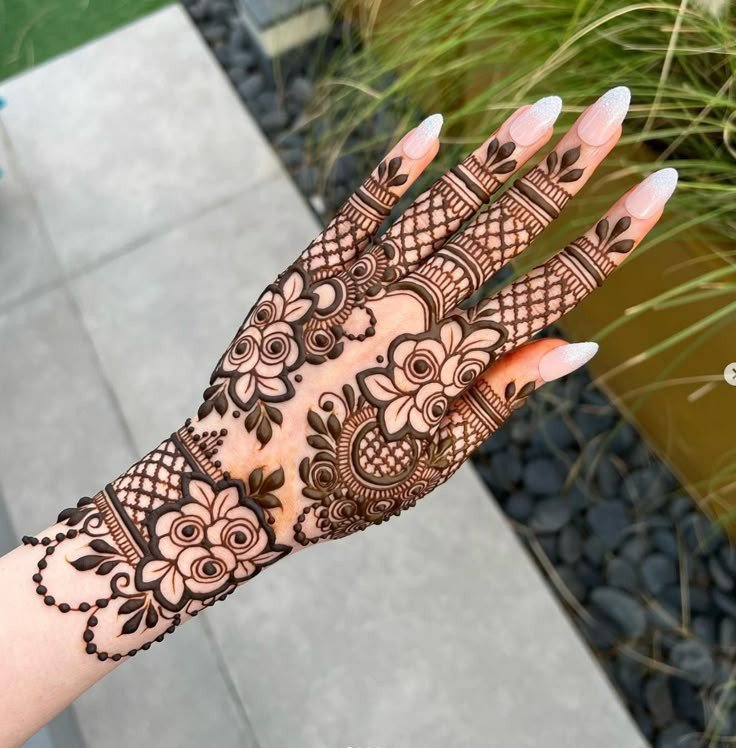 simple and beautiful simple mehndi design photo back hand