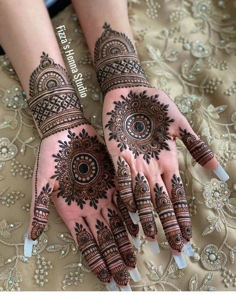 simple and beautiful simple mehndi design photo back hand