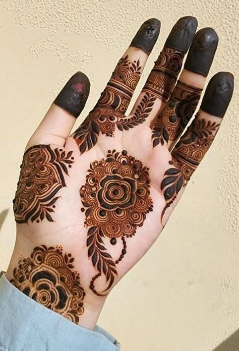 simple classic mehndi design front hand