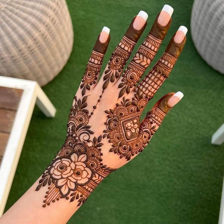 simple mehndi design aesthetic