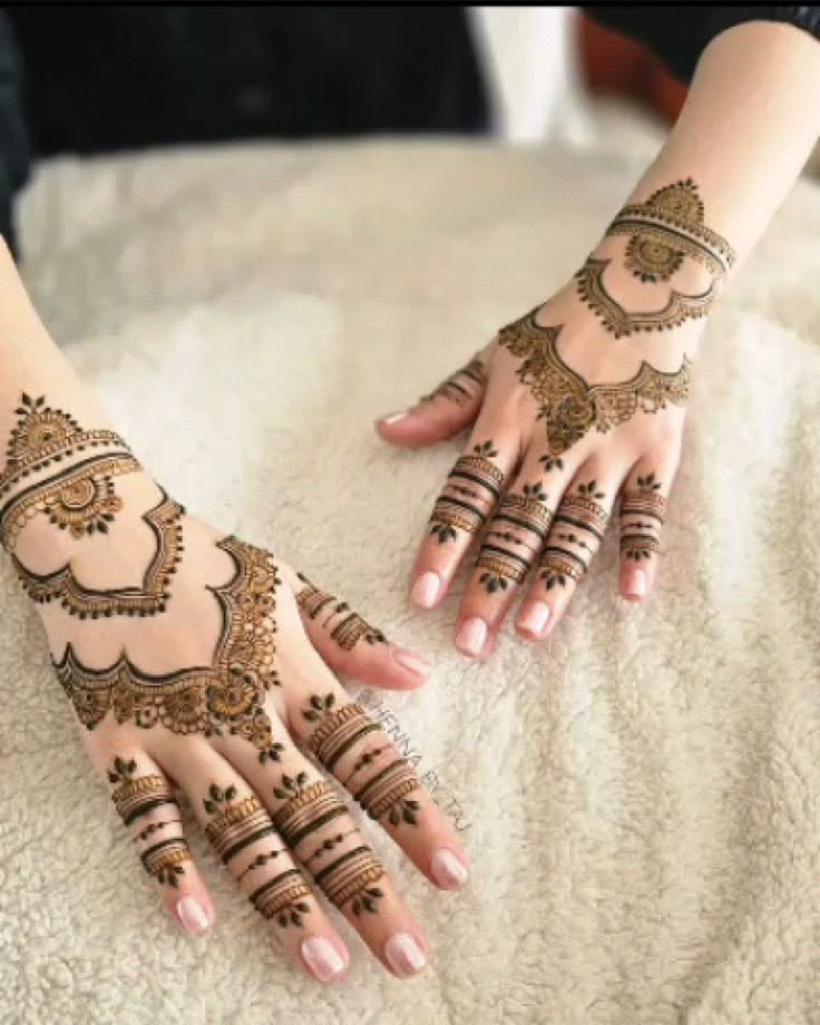 simple mehndi design arabic back hand