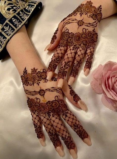 simple mehndi design back hand aesthetic