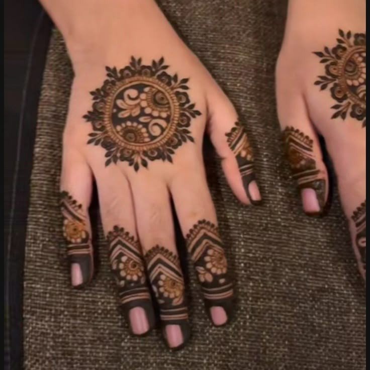 simple mehndi design back hand