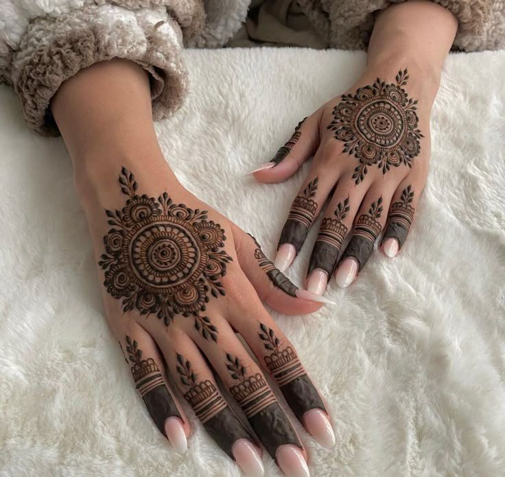 simple mehndi design centre