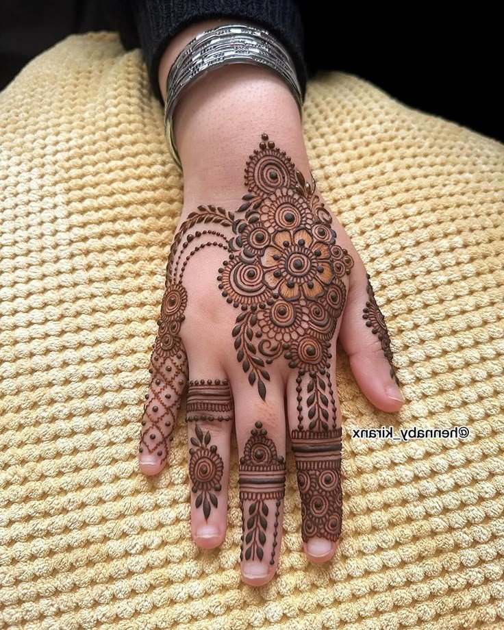 simple mehndi design centre