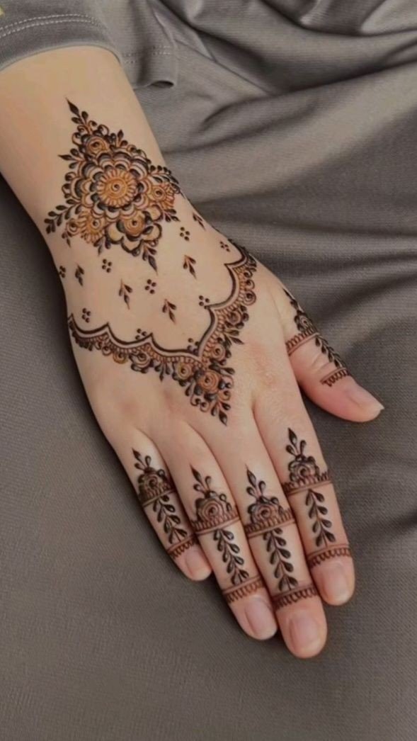 simple mehndi design centre