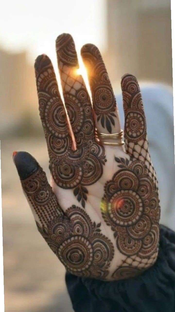 simple mehndi design circle front hand