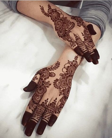 simple mehndi design front hand aesthetic