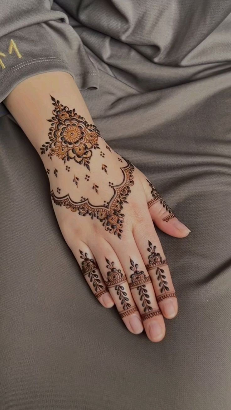 simple mehndi design front hand arabic