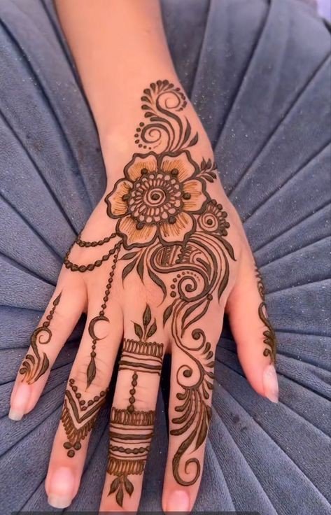 simple mehndi design front hand stylish front hand