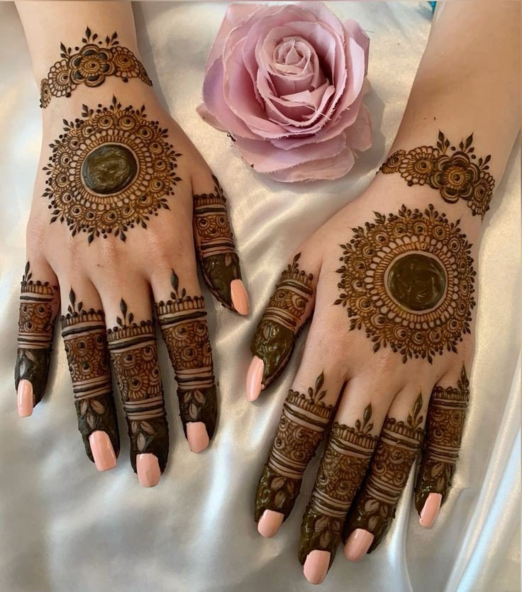 simple mehndi design photo aesthetic