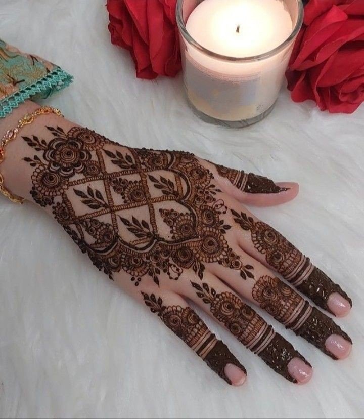 simple mehndi design photo circle back hand