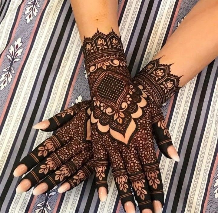 simple mehndi design photo circle back hand