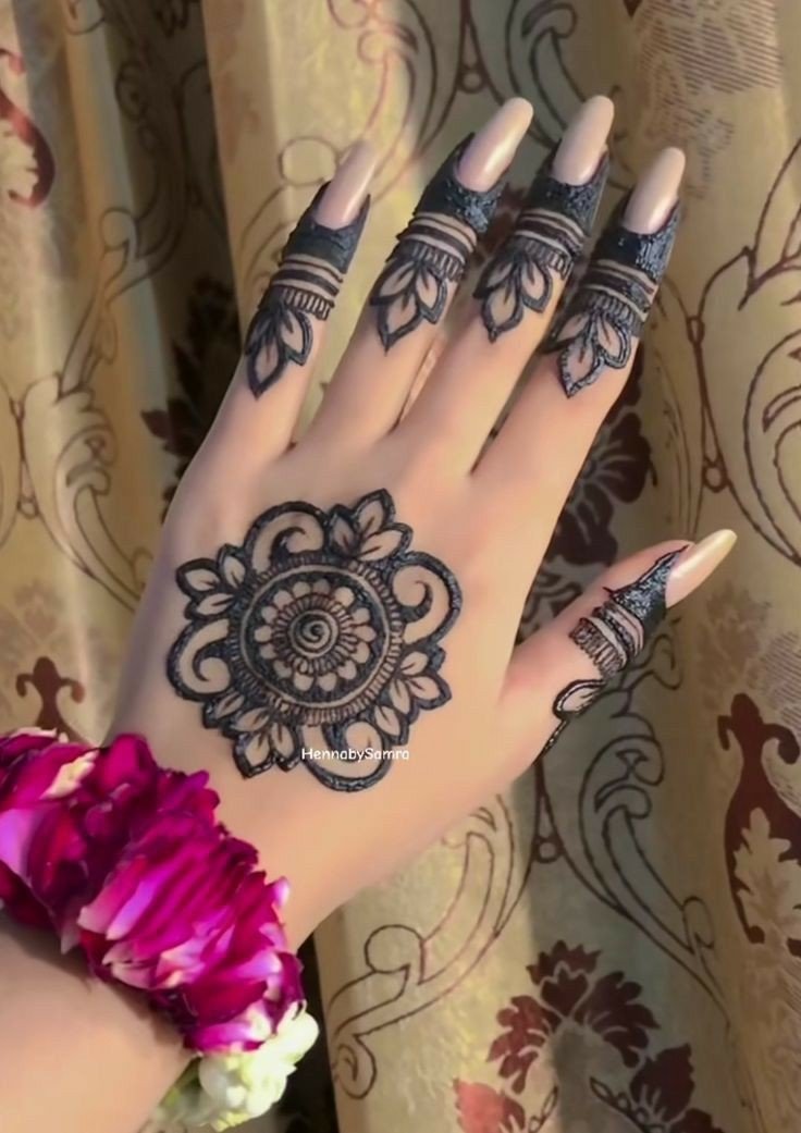simple mehndi design photo circle