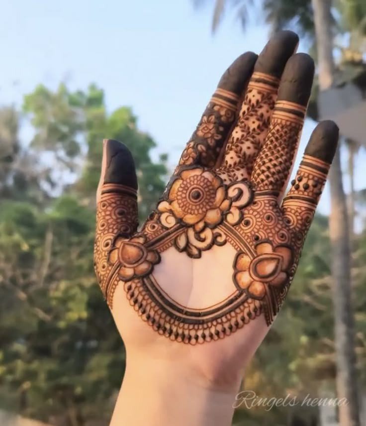 stylish easy front hand simple mehndi design